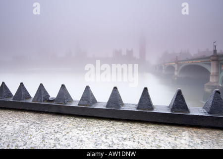 Blick über der Themse gegenüber der Houses Of Parliament von Albert Embankment London England UK Stockfoto