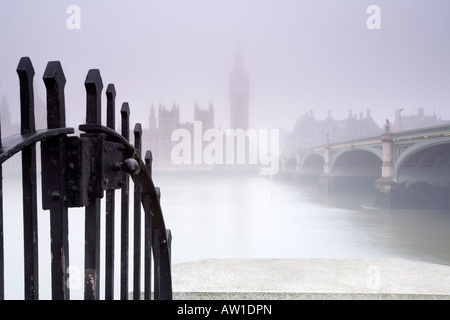 Blick über die Themse, die Houses Of Parliament von Albert Embankment London England UK Stockfoto