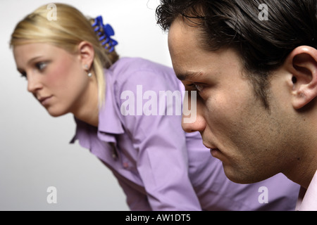 Junge Bewölkung und Frau diskutieren Stockfoto