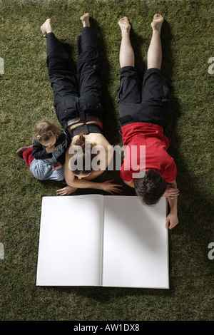 Familie Enormus Buch auf einer Wiese Stockfoto