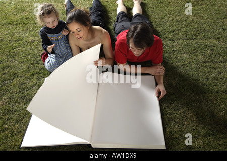 Familie Enormus Buch auf einer Wiese Stockfoto