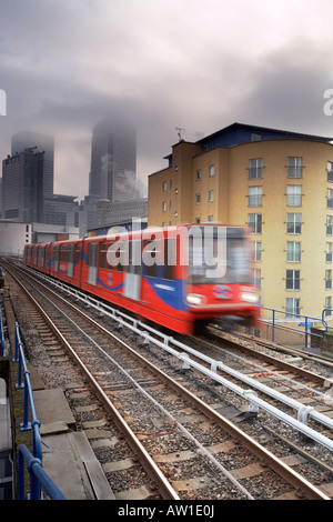 Dockland DLR-Zug mit Canary Wharf im Hintergrund London England UK Stockfoto