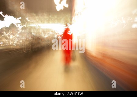 Dame in rot zu Fuß durch ein London Stadt Straße England UK Stockfoto