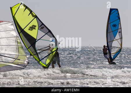 Zwei Windsurfer auf dem Wasser beim Freestyle. Foto von Nikki Attree Stockfoto