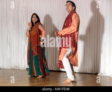 Diwali Wandswoth Rathaus London Eltern auf der Bühne tanzen Stockfoto