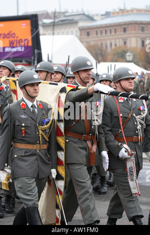 Wache Offiziere am Heldenplatz (Heldenplatz) in Wien, Österreich Stockfoto