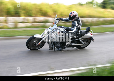 Harley Davidson V-Rod fahren und wirft Funken Stockfoto