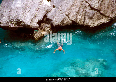 Schnorcheln rund um Felsen allein im türkisfarbenen Wasser, Bermuda Stockfoto