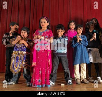 Diwali Wandswoth Rathaus London Kinder beten auf der Bühne während der Zeremonie Arti-Zeremonie der Lichter Stockfoto