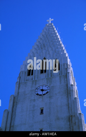 Glockenturm und Zifferblatt der Kirche von Hallgrímur, Rekjavivk Kathedrale, Island. Stockfoto