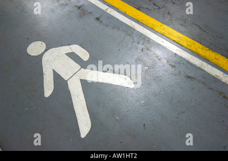 Fußgänger - Warnschild auf dem Boden in einem Arbeitsbereich Stockfoto