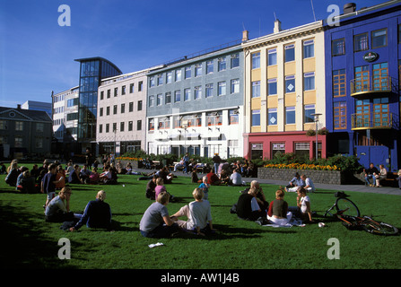 Menschen Sie genießen Sommer in Reykjavik Zentrum Stadtplatz Stockfoto