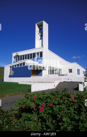 Moderne isländische Kirche mit blauen und weißen Architektur außen Stockfoto