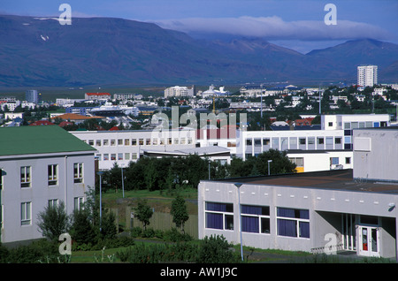 Reykjavik City und Wolke über fernen Berge Stockfoto