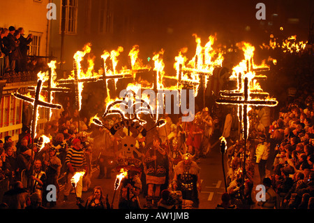 Brennende überquert sind Bestandteil einer atemberaubenden Parade von Feuer und Feuerwerk am Lagerfeuer Abend in Lewes, England. Stockfoto