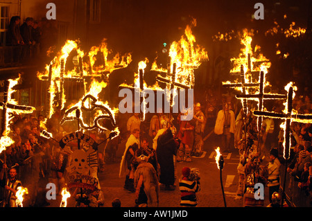 Brennende überquert sind Bestandteil einer atemberaubenden Parade von Feuer und Feuerwerk am Lagerfeuer Abend in Lewes, England. Stockfoto