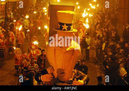 Ein Bildnis von George Bush, Tony Blair Marionette eine Anti Irak-Krieg-Schwimmer in der Lewes Bonfire Parade festhalten. Stockfoto