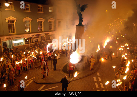 Funken und Flammen fliegen rund um das Kriegerdenkmal im Mittelpunkt der jährlichen Spektakel von Lewes Bonfire Night feiern Stockfoto