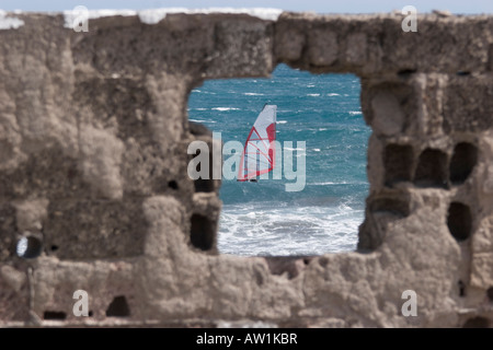 Blick auf ein Windsurfer durch ein Loch in eine strukturierte Wand-Teneriffa Stockfoto