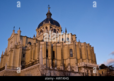 Die römisch-katholische Kathedrale Santa María la Real De La Almudena liegt im Zentrum von Madrid, Spanien. Stockfoto