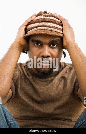 Mann halten Hut am Kopf. Stockfoto