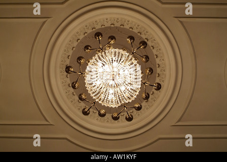Kronleuchter hängen von der Decke niedrigen Winkel Blick auf der Unterseite Stockfoto