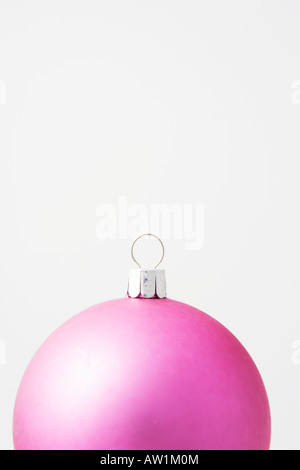 Rosa Weihnachtskugel auf weißem Hintergrund Stockfoto