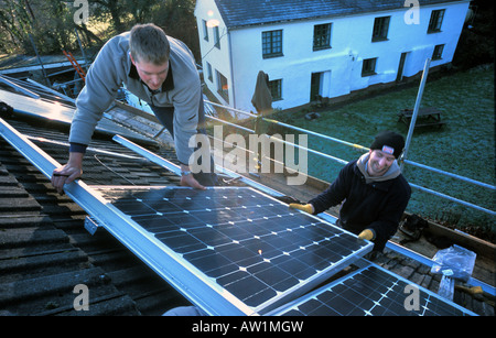 Installation von Voltaic Fotozellen auf einem Hausdach in South Devon England 5 kW installierte Kapazität Stockfoto