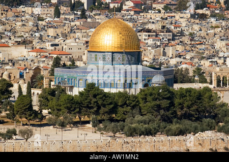 Israel Jerusalem Yerushalayim Blick vom Ölberg auf die Altstadt von Jerusalem und den Tempelberg mit Kuppel von der Stockfoto