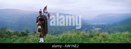 Dudelsackspieler am Loch Broom im schottischen Hochland Stockfoto