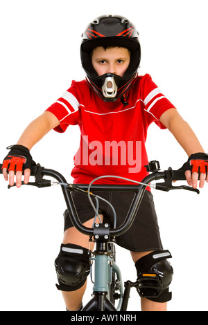 Kleiner Junge im Helm und Schutz-Kit auf BMX sitzen und betrachten Kamera vor weißem Hintergrund Stockfoto