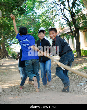Kinder spielen in Luang Prabang, Laos - Nov 2007 Stockfoto