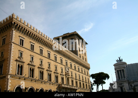 Palazzo Delle Assicurazioni Generali in Rom mit der Altare della Patria Vittoriano in der Ferne. Stockfoto