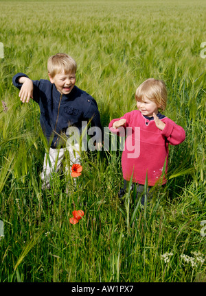 Kinder spielen im Getreidefeld Stockfoto