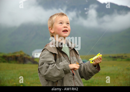 Kleiner Junge seinen Drachen, Lofoten Inseln, Norwegen Stockfoto