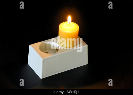 Steckdose, Aufputzdose, Kerze, Notlicht | Stockfoto