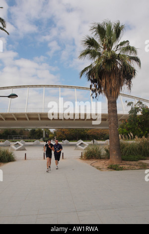 Jogger laufen durch die Jardines del Turia-Gärten im zentralen Valencia, Spanien Stockfoto