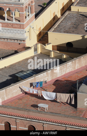 Wäscheleine mit Klamotten zum Trocknen auf Dachterrasse im Stadtzentrum von Valencia, Spanien Stockfoto