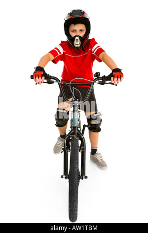 Kleiner Junge im Helm und Schutz-Kit auf BMX sitzen und Blick auf Kamera Vorderansicht isoliert auf weißem Hintergrund Stockfoto