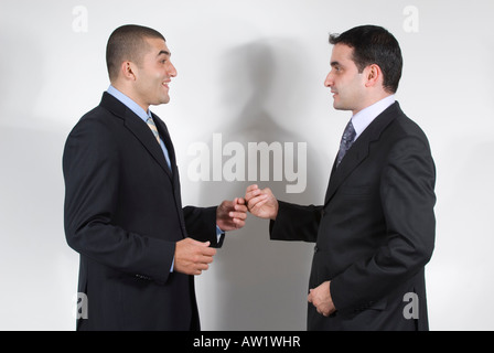 2 zwei Geschäftsleute, die eine Diskussion Stockfoto