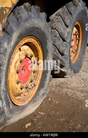 Reifenpanne auf schweren Maschinen Stockfoto