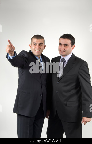 Business-Mann mit seiner Hand auf einem anderen Business-Mann Stockfoto
