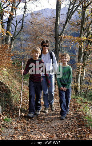 Mutter Wanderungen mit ihren beiden Söhnen in der Nähe von Gramisch, Oberbayern, Deutschland Stockfoto