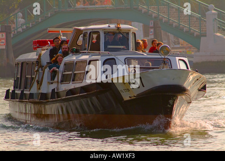 Eine überfüllte Motoscafo oder Vaporetto an Ferrovia auf den Canal Grande Venedig-Italien Stockfoto