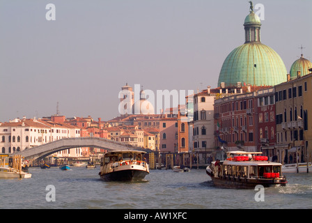 Eine Vaporetto und Motoscafo an Ferrovia auf dem Canal Grande-Venedig-Italien Stockfoto
