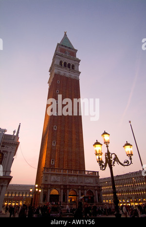 Venedig Italien das Campanile in Piazza di San Marco Markusplatz in der Abenddämmerung Stockfoto