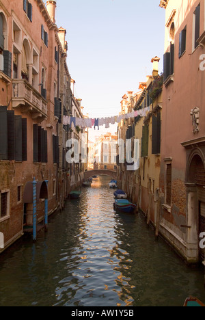 Wäsche hängt über einem ruhigen Kanal im Castello Bezirk von Venedig Italien Stockfoto