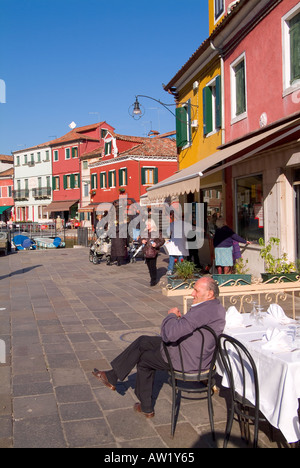 Venedig Italien ein Kanal Seite Café in Burano die buntesten Inseln der Lagune Stockfoto
