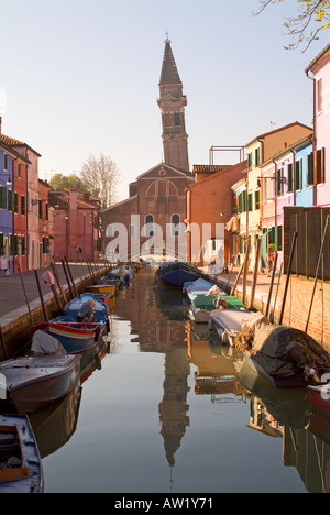 Venedig Italien drastisch kippen Turm der Kirche San Martino in Burano die buntesten Inseln der Lagune Stockfoto