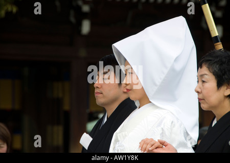 Shinto Hochzeitsgesellschaft durch Meiji Jingu geführt. Tokyo, Japan Stockfoto